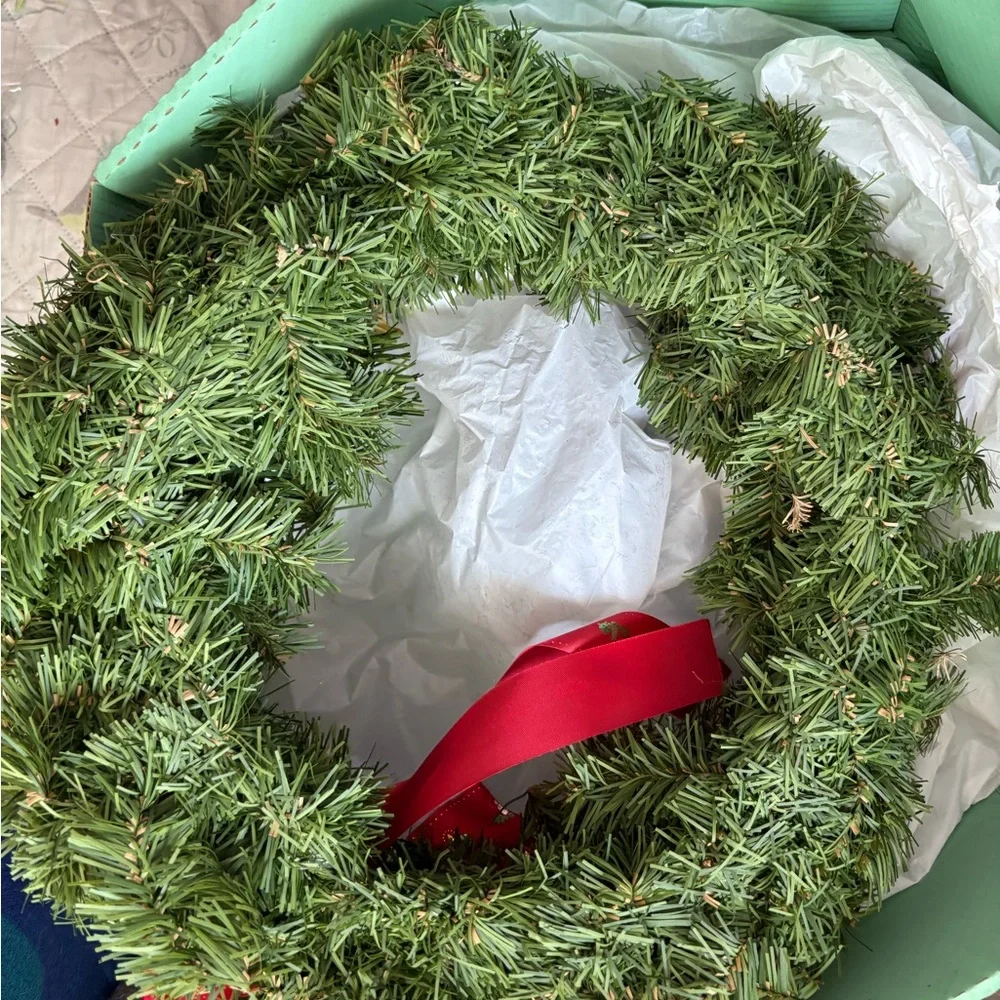 Elegant Green Holiday Wreath with Gold and Red Highlights